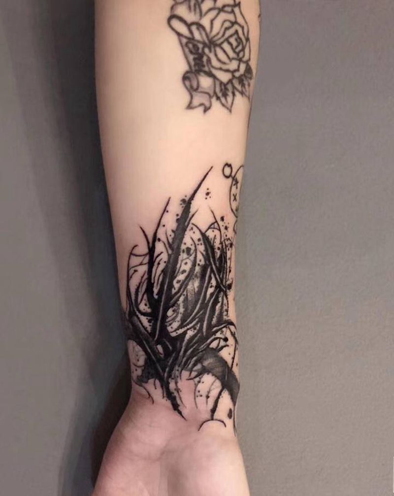 ⚜️纹身图片_手臂花体字花体奇卡诺西海岸纹身图案