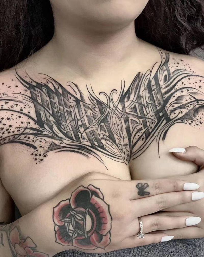 ⚜️纹身图片_胸部花体字花体奇卡诺西海岸纹身图案