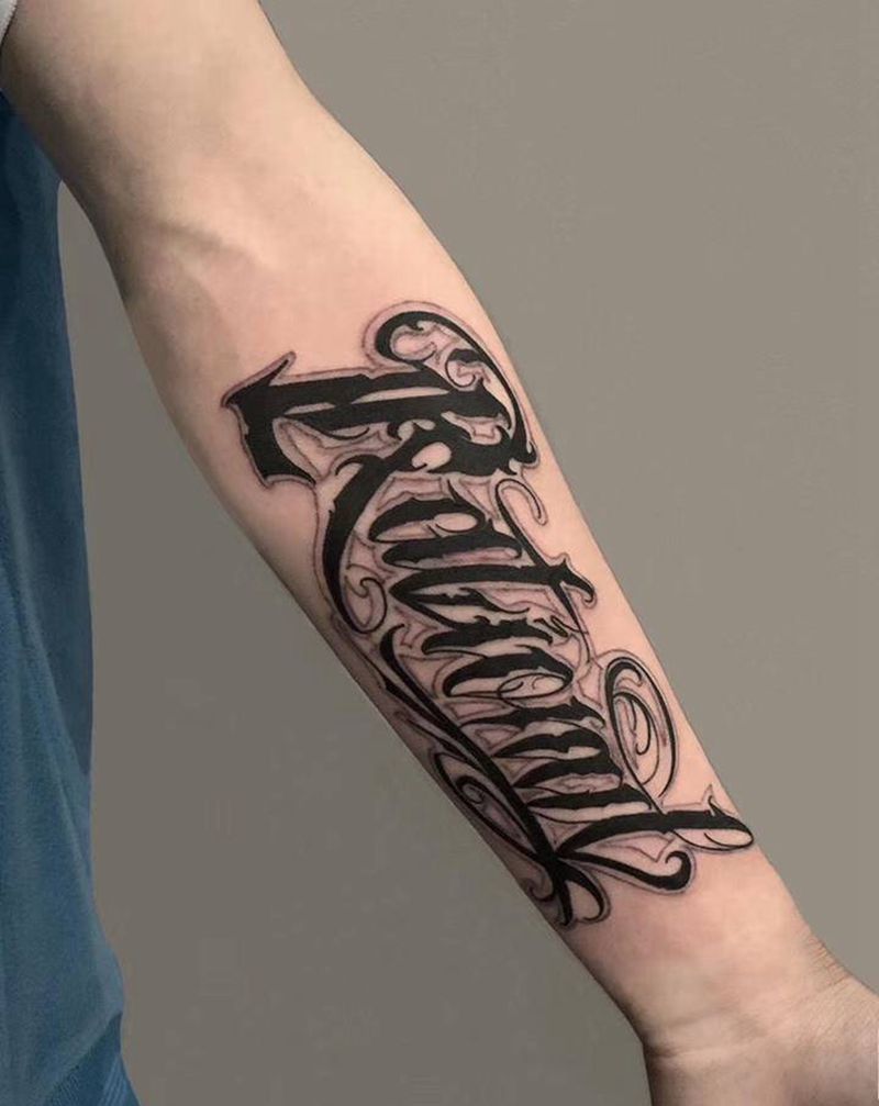 ⚜️纹身图片_手臂花体字花体奇卡诺西海岸纹身图案