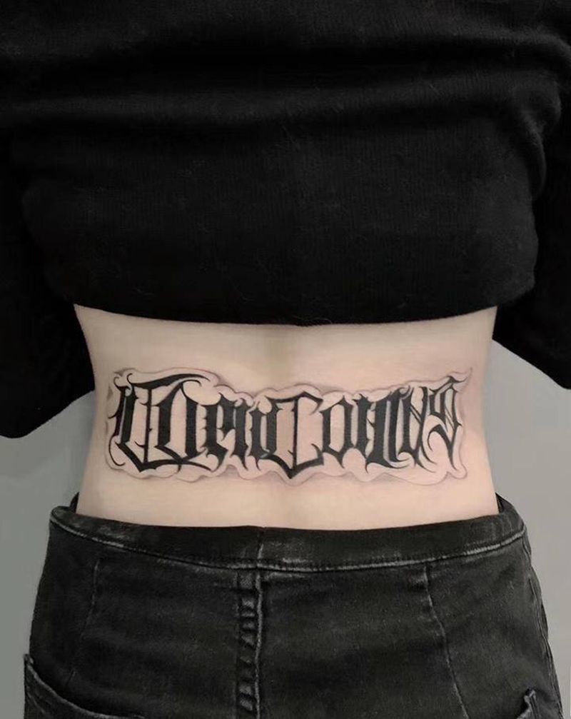 ⚜️纹身图片_腰部花体字花体奇卡诺西海岸纹身图案