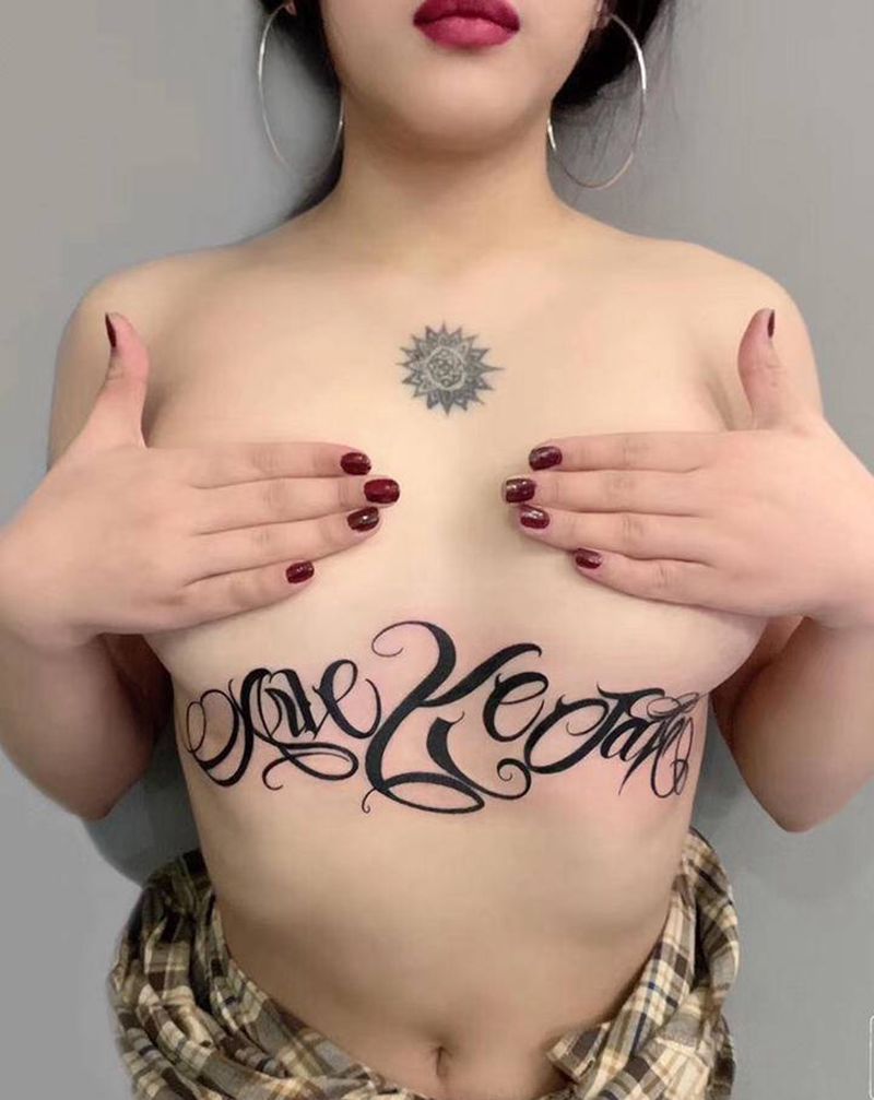 ⚜️纹身图片_胸部花体字花体奇卡诺西海岸纹身图案