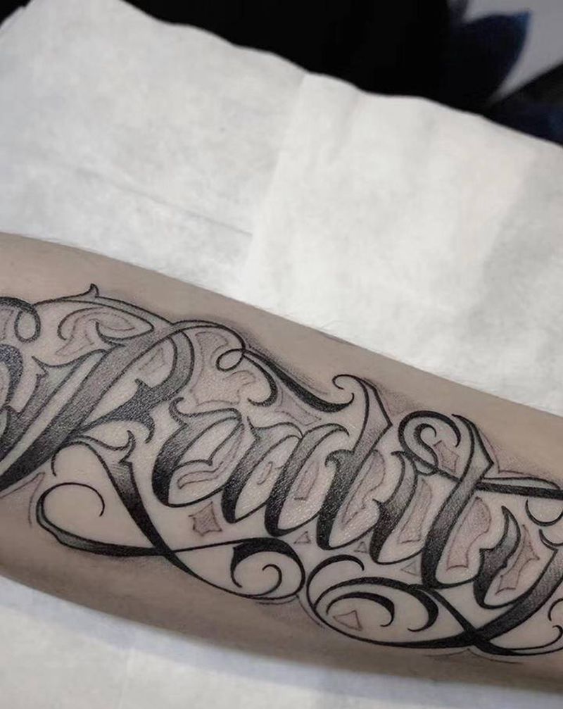 ⚜️纹身图片_手臂花体字花体奇卡诺西海岸纹身图案