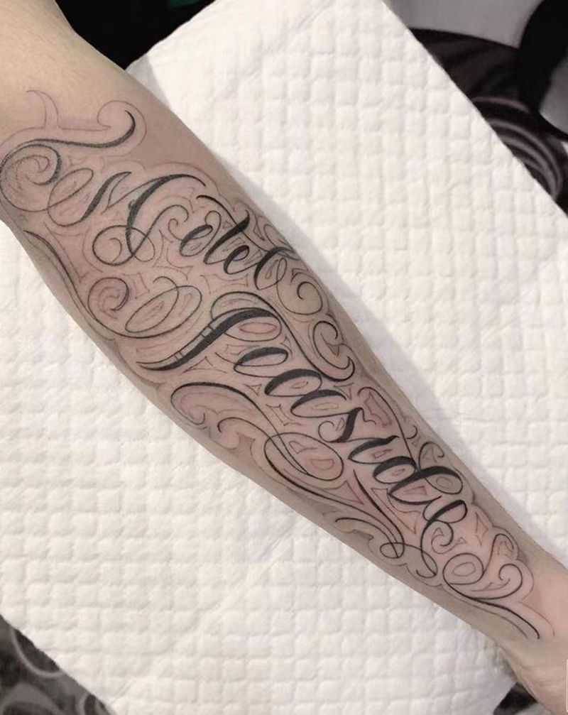 ⚜️纹身图片_手臂花体字花体奇卡诺西海岸纹身图案