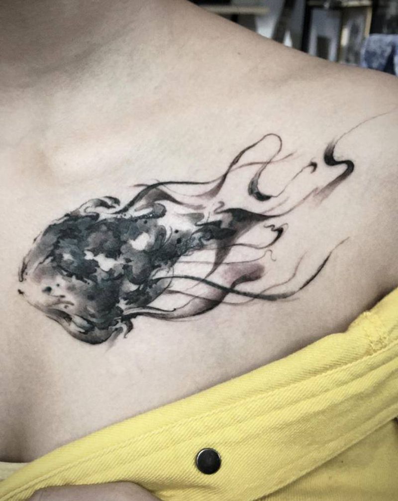 水母纹身图片_肩部水墨水墨纹身图案