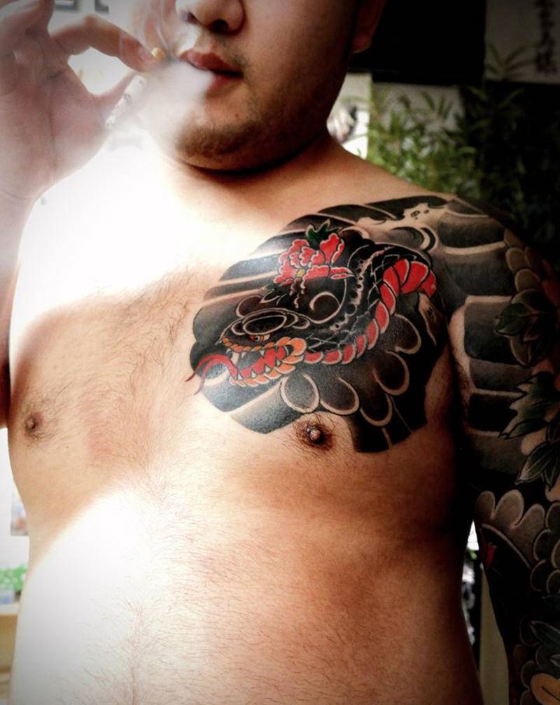 日式纹身图片_手臂老传统牡丹蛇胸纹身图案