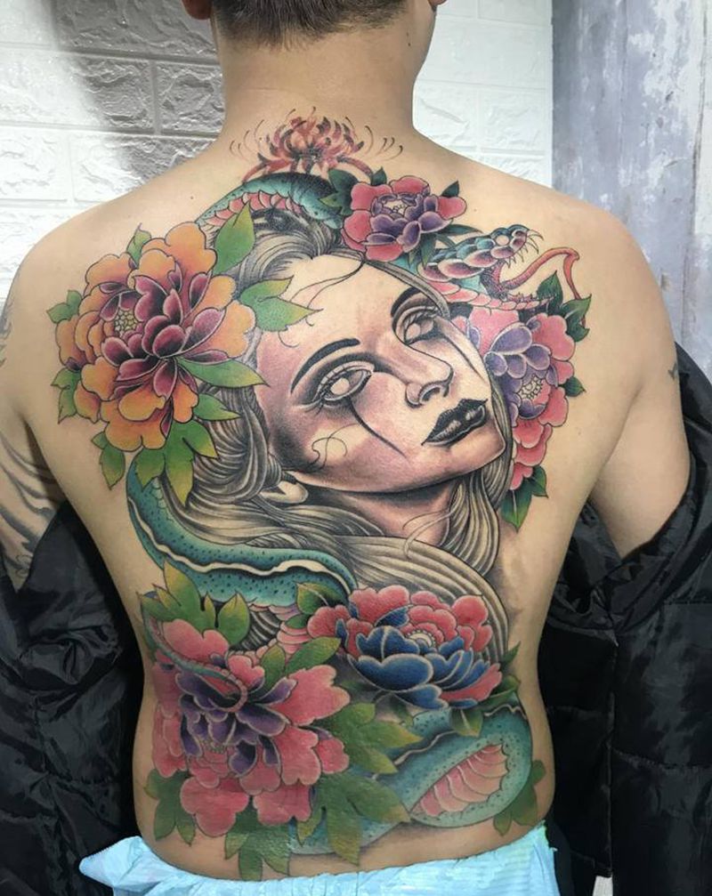 美杜莎纹身图片_背部新传统纹身图案