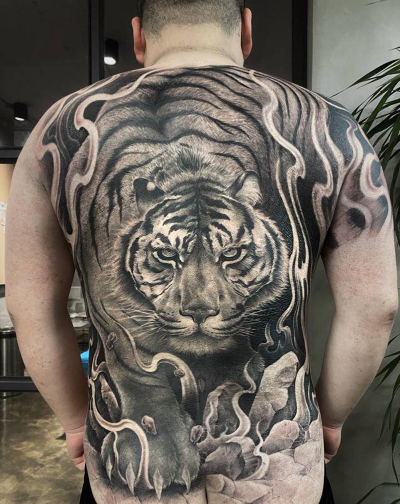 虎威纹身图片_背部肩部欧美写实新传统老虎满背石雕纹身图案