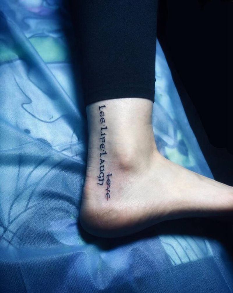 英文字母纹身图片_脚部花体字纹身图案