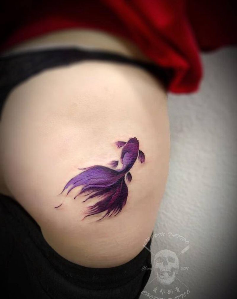 金鱼纹身图片_臀部水彩纹身图案