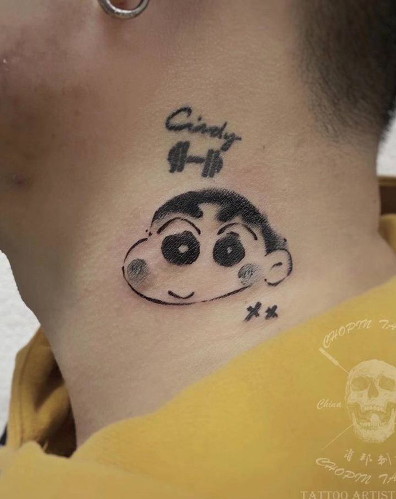 水墨蜡笔小新纹身图片_颈部纹身图案