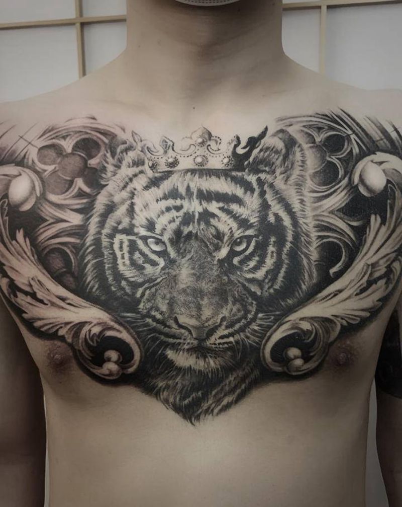 老虎唐草窗花花胸纹身图片_胸部欧美写实老虎窗花唐草纹身图案