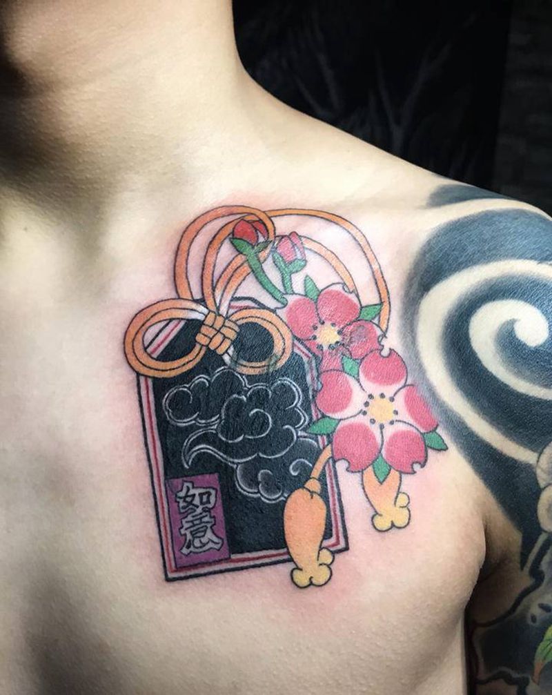 御守纹身图片_胸部老传统纹身图案