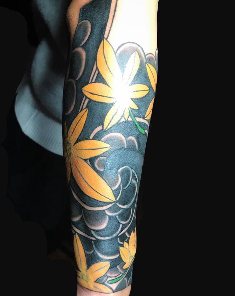 枫叶纹身图片_手臂老传统枫叶纹身图案