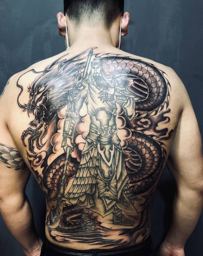 关公踏龙纹身图片_背部老传统纹身图案
