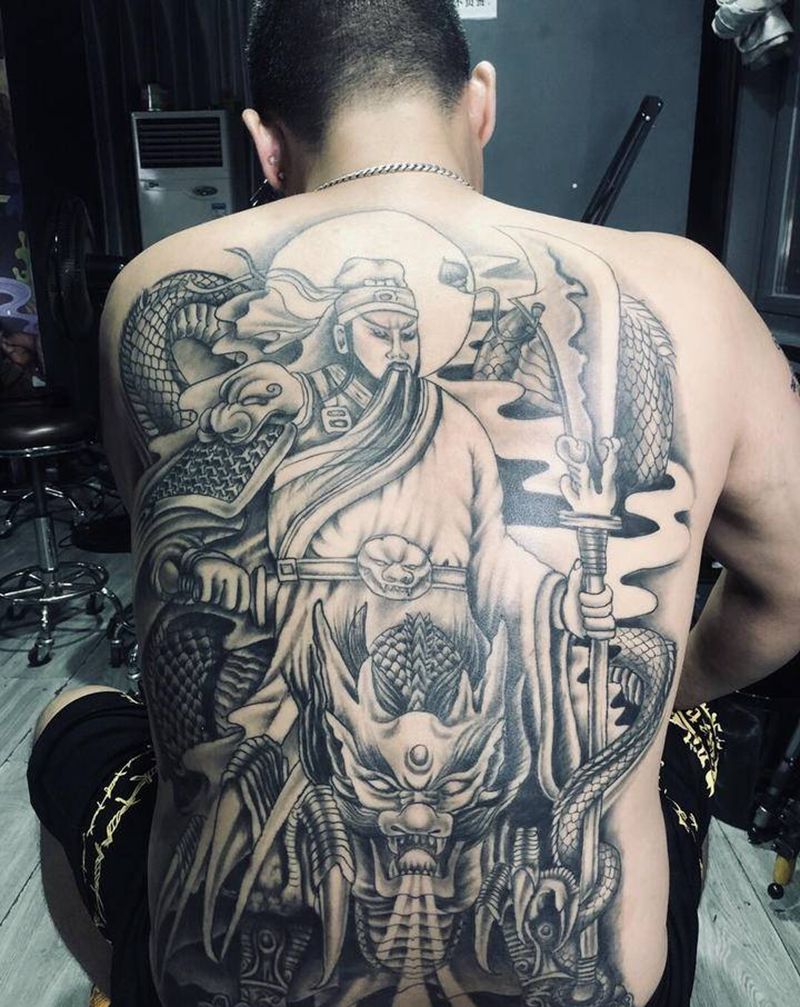关公踏龙纹身图片_背部老传统纹身图案