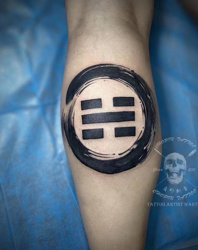 墨圈➕卦纹身图片_腿部水墨纹身图案