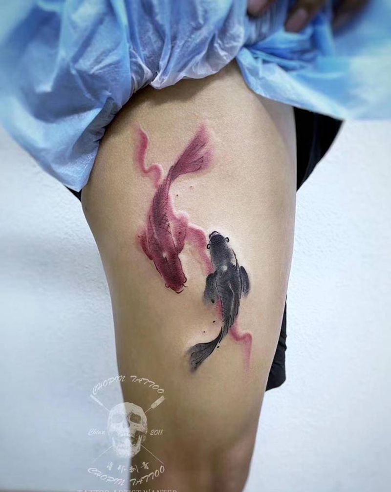 双鱼纹身图片_腿部水墨纹身图案