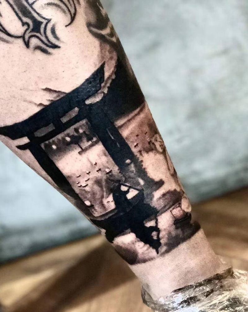 鸟居纹身图片_腿部欧美写实纹身图案