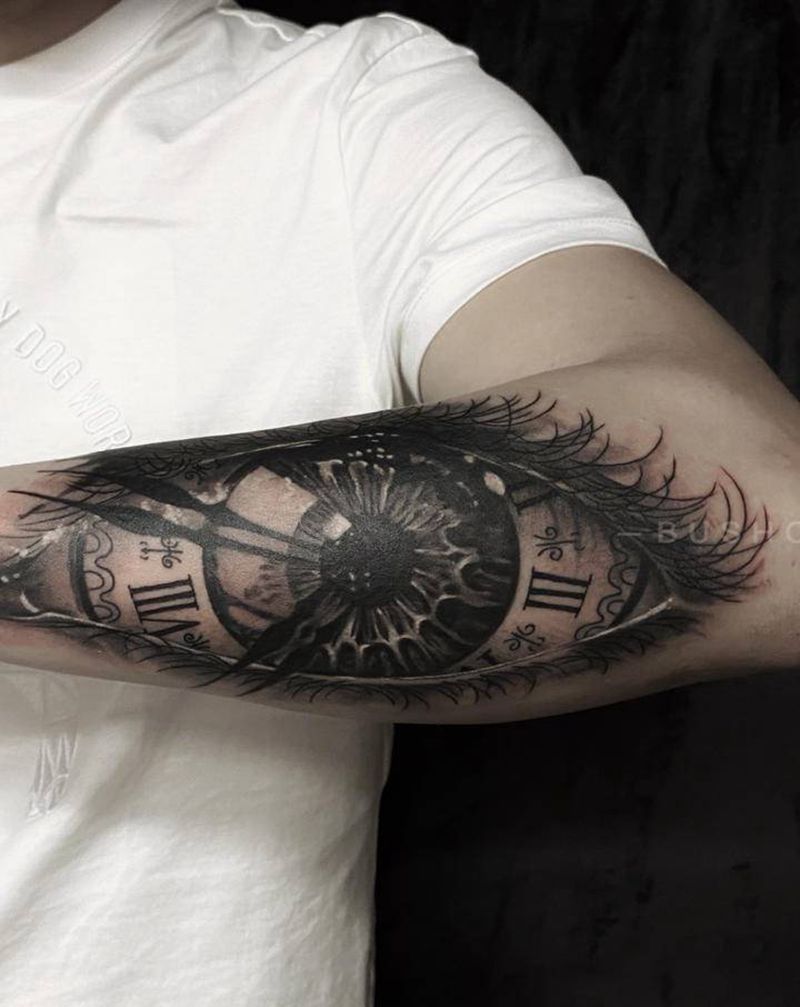 眼睛时钟纹身图片_手臂欧美写实眼睛 钟表纹身图案