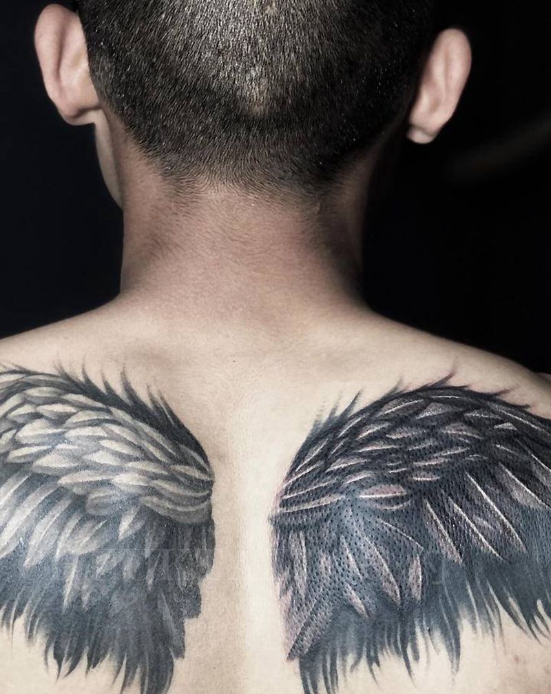 翅纹身图片_背部欧美写实纹身图案