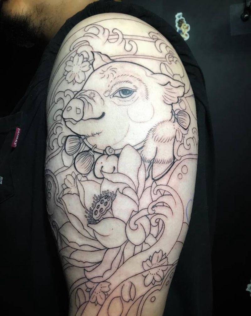 老传统纹身图片_手臂老传统猪。莲花纹身图案