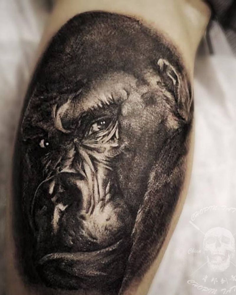 猩猩特价图纹身图片_腿部欧美写实纹身图案