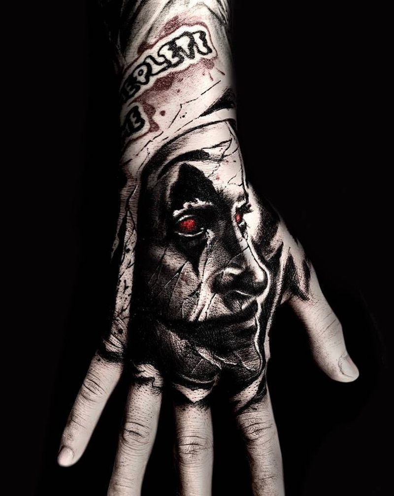 小丑纹身图片_手部欧美写实小丑纹身图案