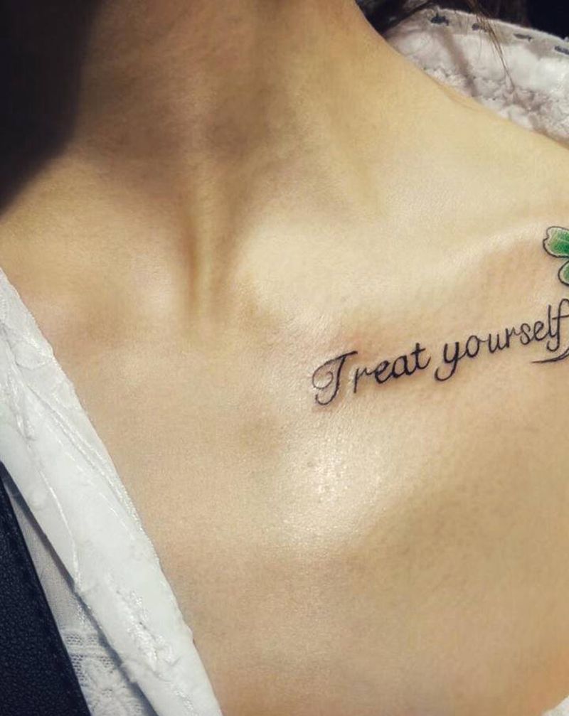 锁骨纹纹身图片_胸部花体字四叶草 樱桃纹身图案