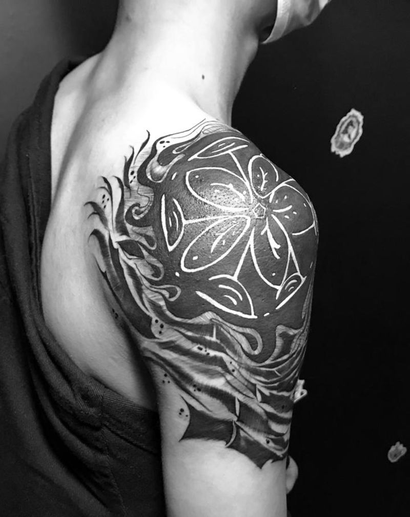 暗黑花体纹身图片_手臂肩部纹身图案