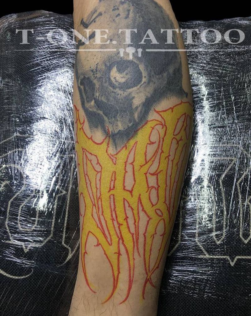 T-one纹身图片_腿部花体字纹身图案