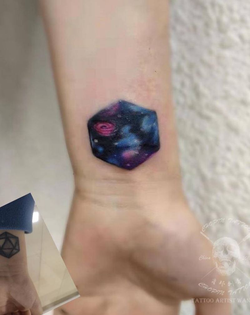 旧纹身遮盖纹身图片_手臂水彩纹身图案