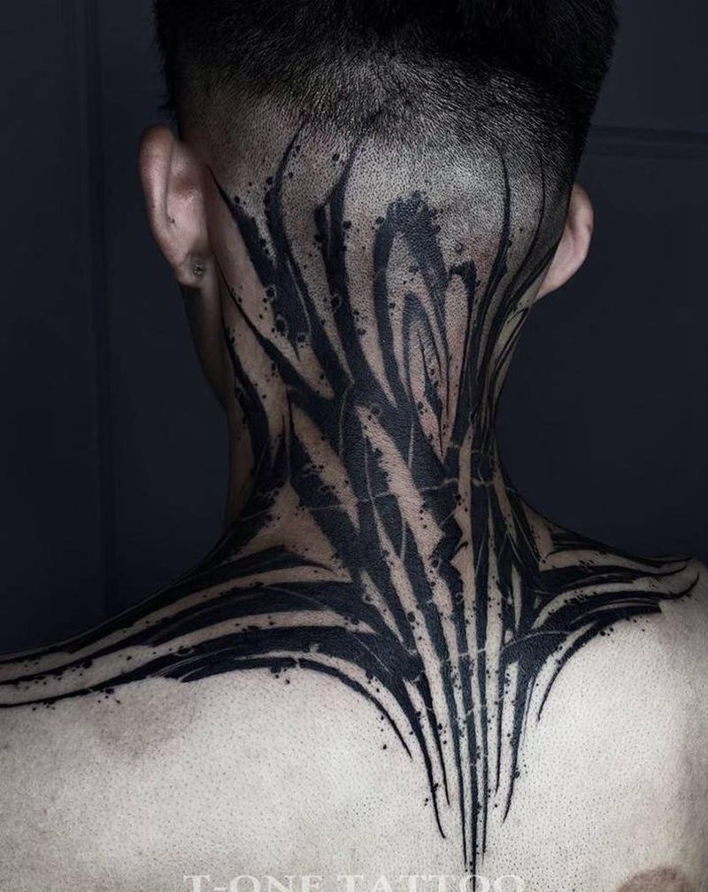 T-one纹身图片_颈部花体字原创纹身图案