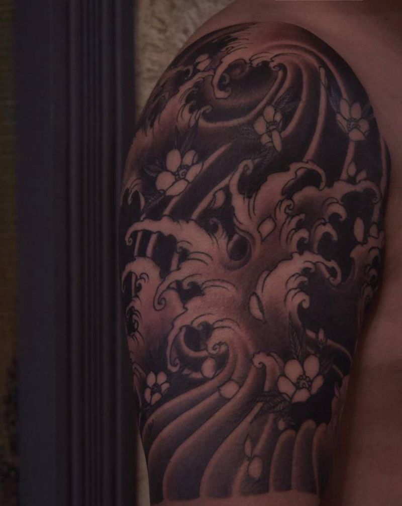 浪花大臂纹身图片_手臂新传统水浪樱花纹身图案