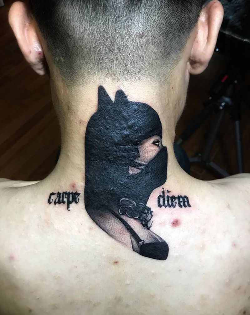 蒙面兔女郎纹身图片_颈部欧美写实兔女郎纹身图案