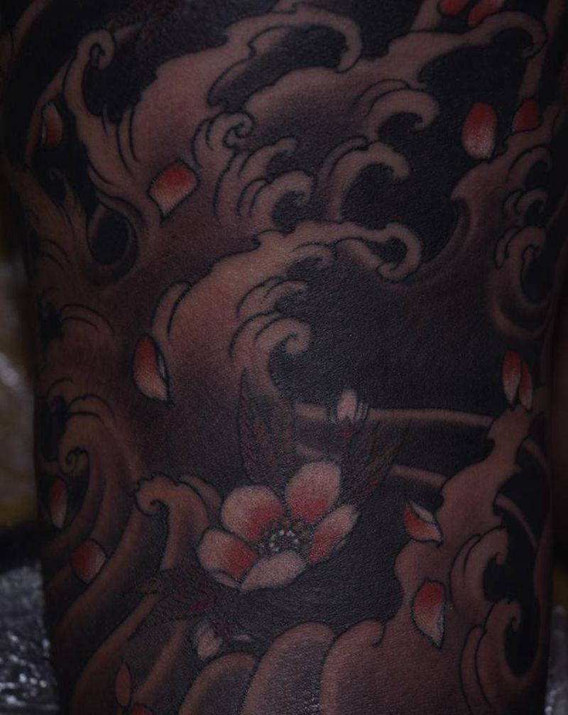 局部纹身图片_手臂新传统水浪樱花纹身图案