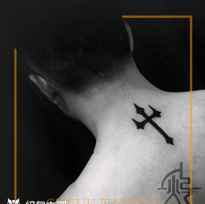 十字架图腾纹身图片_颈部图腾纹身图案