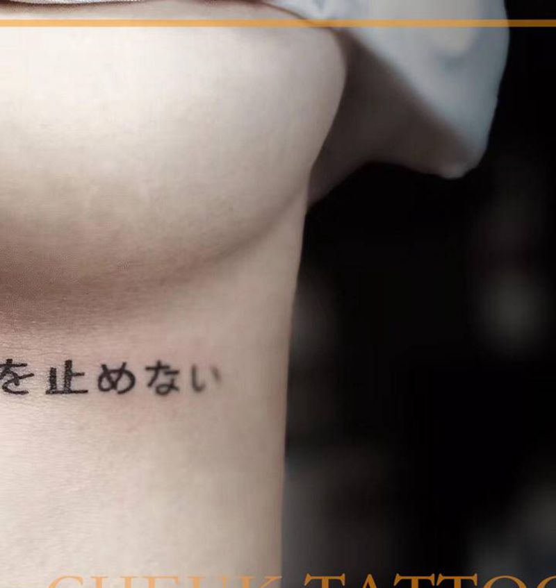 字母清新纹身图片_胸部花体字纹身图案