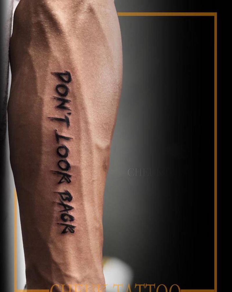 暗黑字母纹身图片_手臂花体字纹身图案