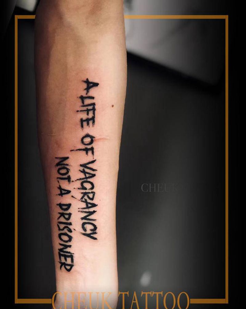暗黑字母纹身图片_手臂花体字纹身图案