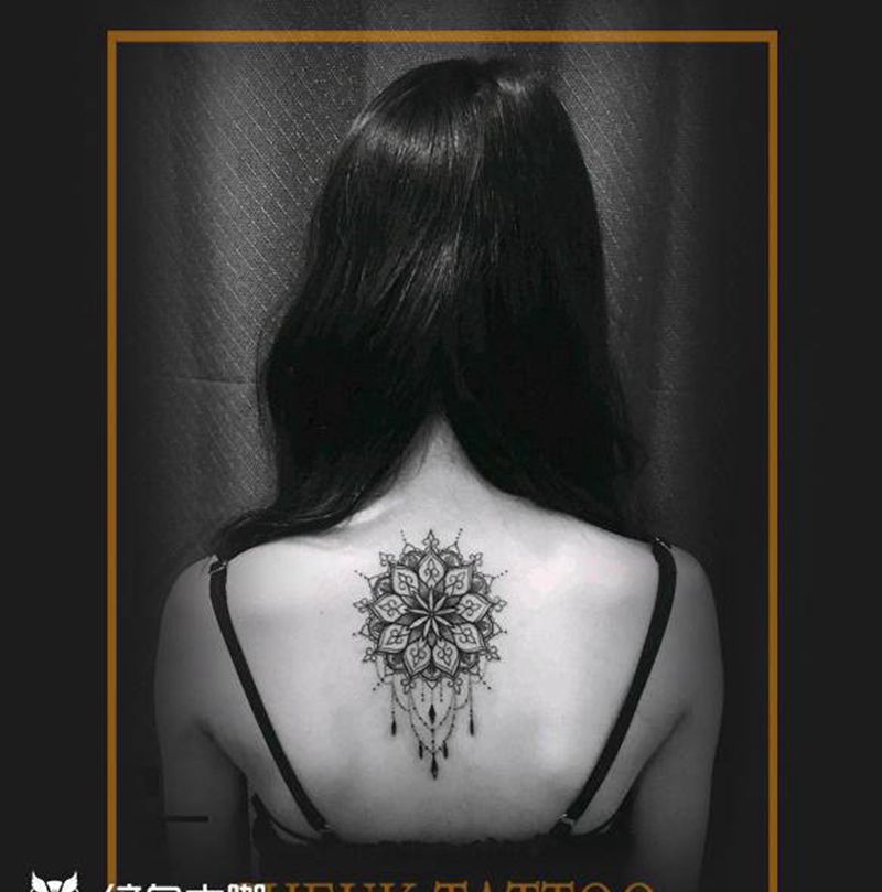 梵花纹身图片_背部几何点刺纹身图案
