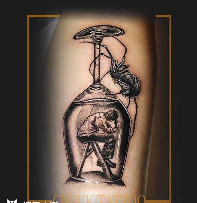 酒杯纹身图片_腿部欧美写实点刺纹身图案