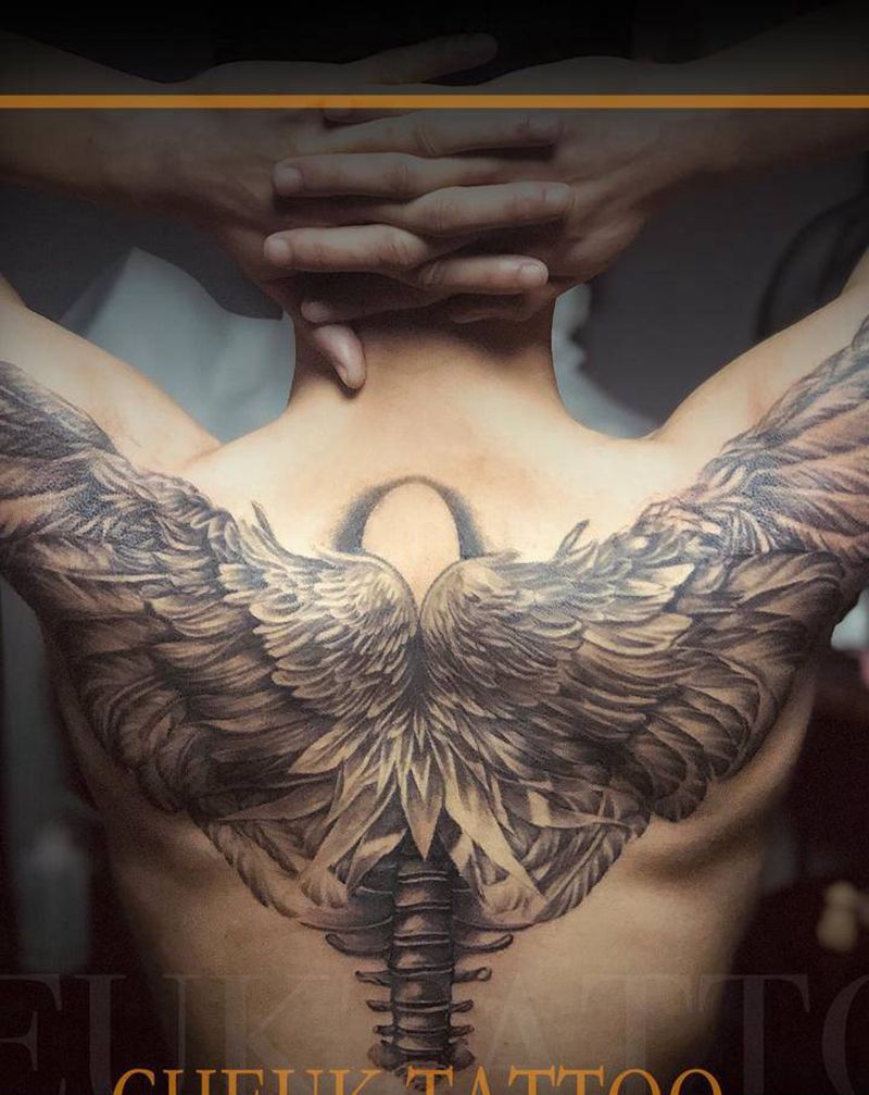 翅膀纹身图片_背部欧美写实水墨纹身图案