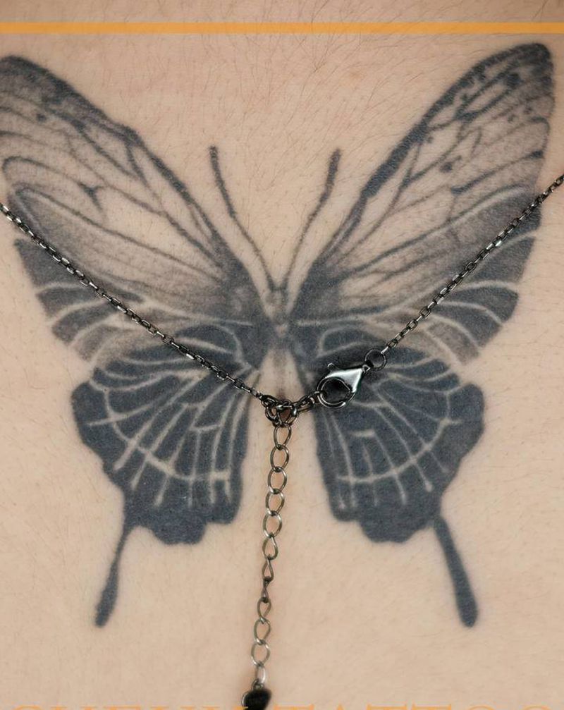 蝴蝶纹身图片_背部水墨欧美写实纹身图案
