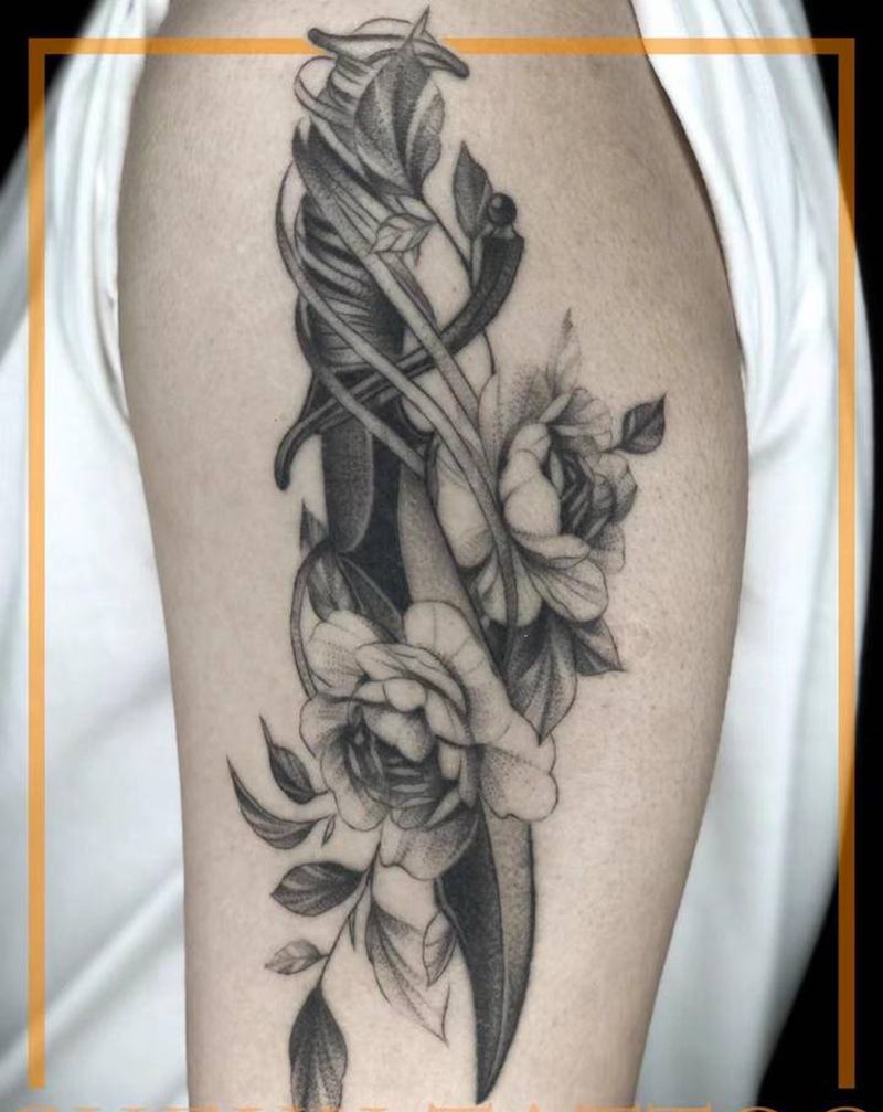 已恢复匕首素花纹身图片_手臂欧美写实New School纹身图案