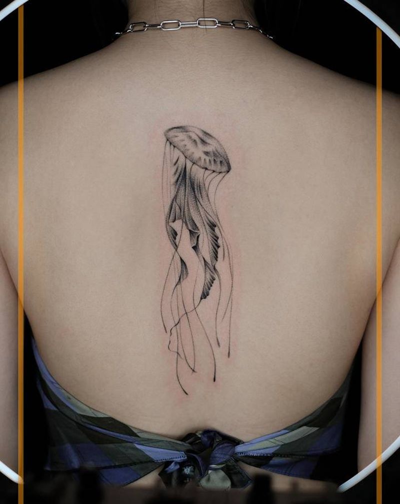 海底精灵纹身图片_背部欧美写实点刺纹身图案