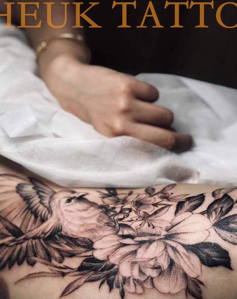 飞鸟与花纹身图片_腿部点刺几何纹身图案