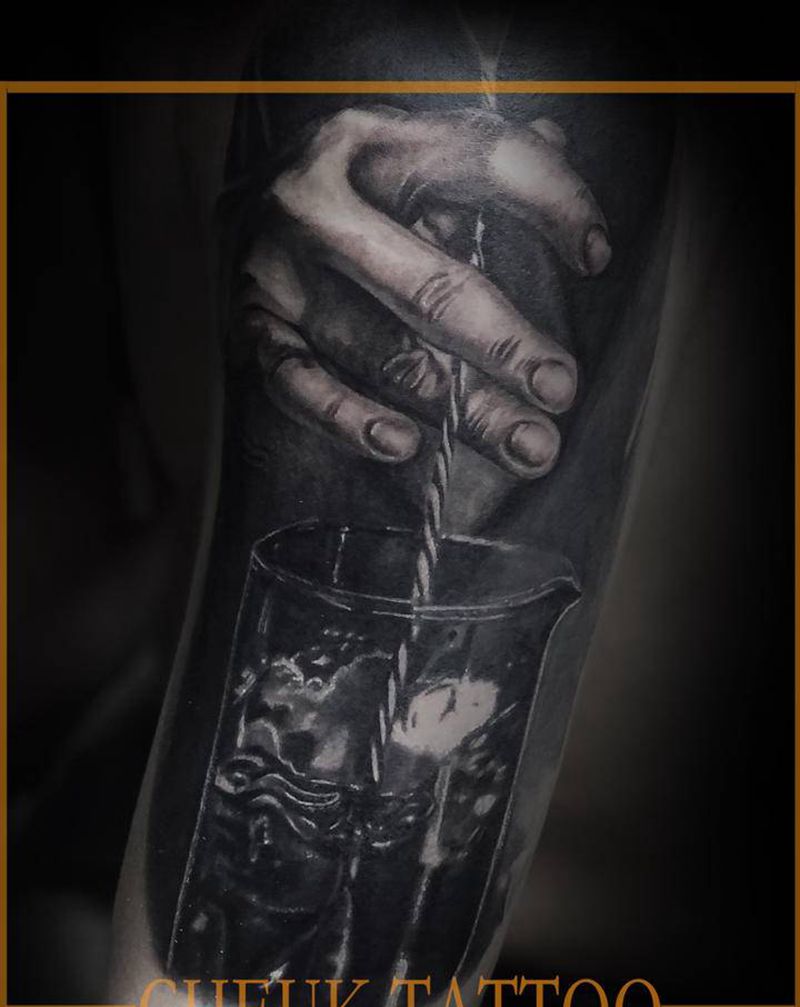调酒写实纹身图片_手臂欧美写实New School纹身图案