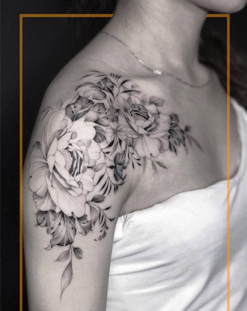 素花纹身图片_肩部欧美写实点刺纹身图案