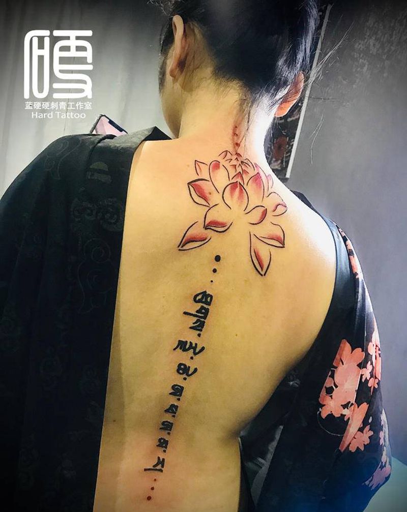 荷花藏文纹身图片_背部纹身图案
