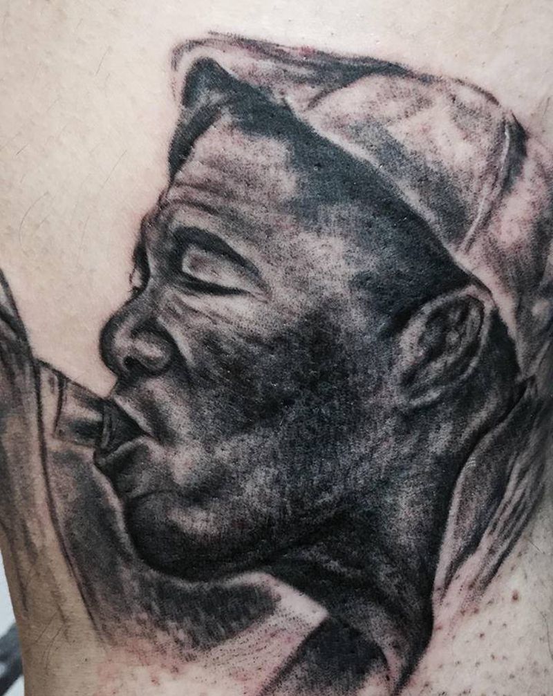 喝啤酒的瑞德纹身图片_腿部欧美写实膝盖纹身图案